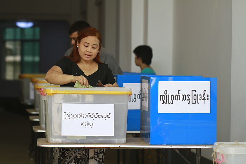 Una donna vota alle elezioni birmane vinte da Htin Kyaw
