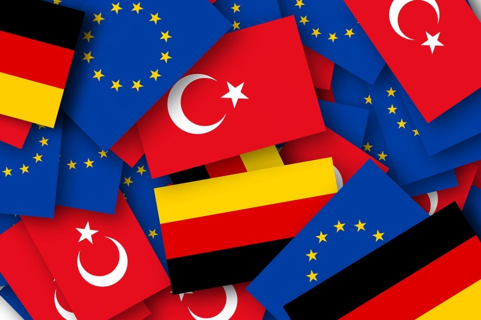 La bandiera della Turchia tra le bandiere dell'Unione Europea e della Germania