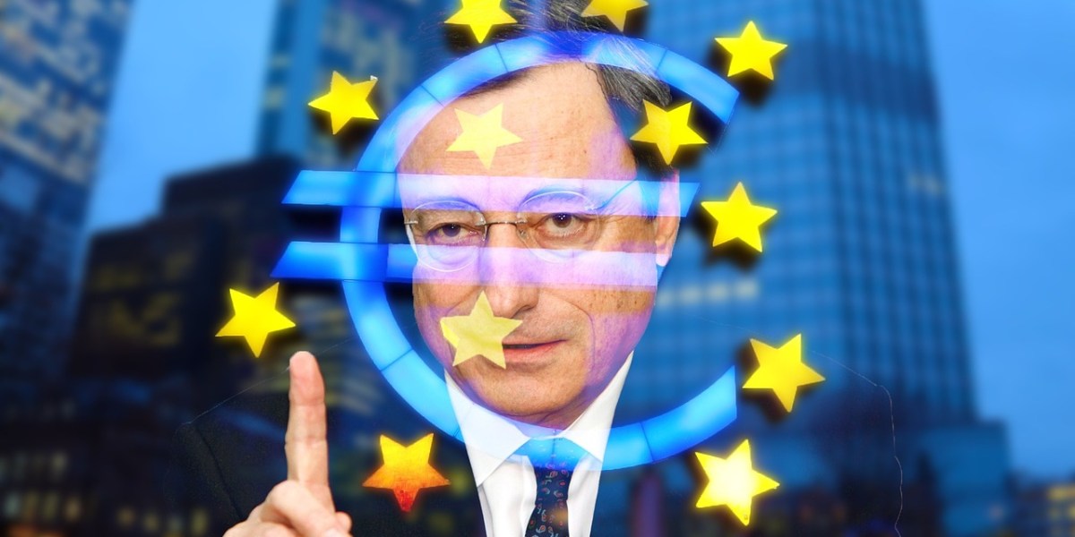 Mario Draghi all'esterno di un vetro con il simbolo dell'euro