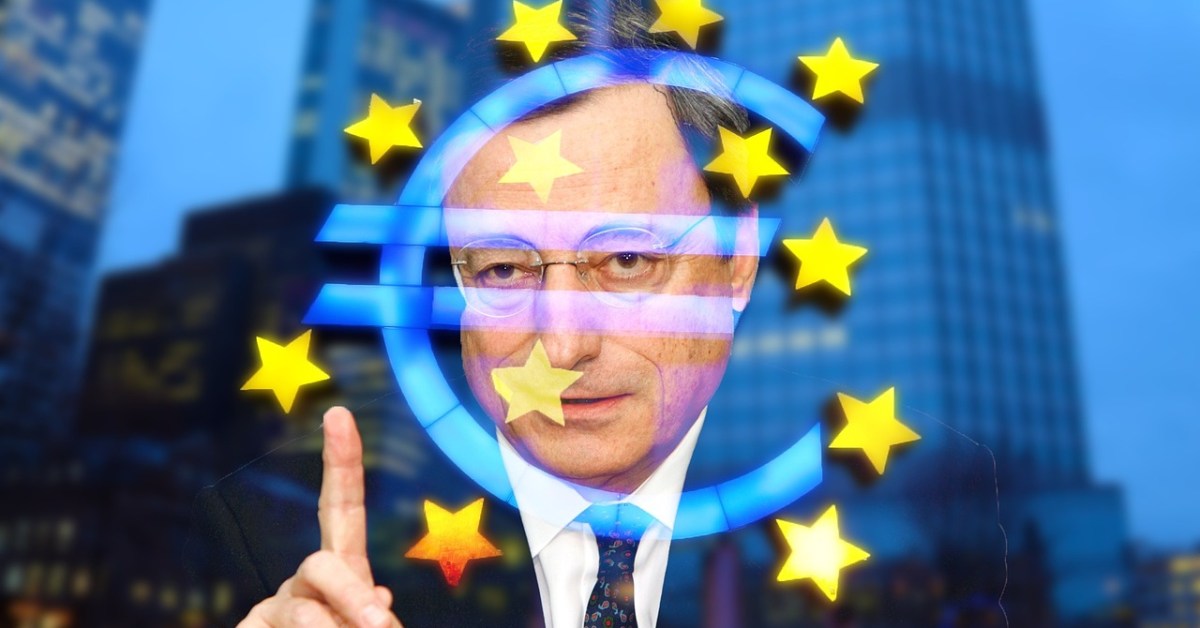 Mario Draghi all'esterno di un vetro con il simbolo dell'euro
