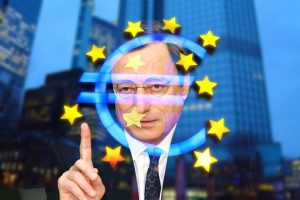 Mario Draghi all'esterno di un vetro con il simbolo dell'euro