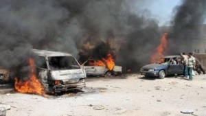 Dei veicoli in fiamme dopo degli attentati suicidi in Iraq