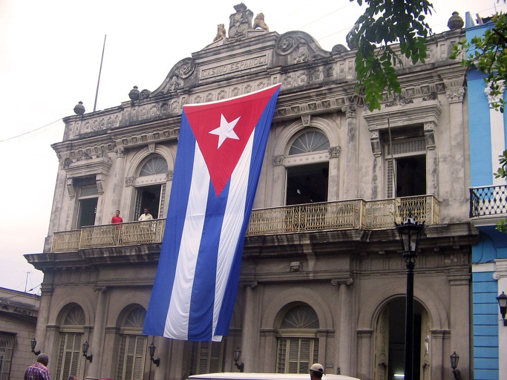 La bandiera di Cuba su un palazzo di plaza de la libertad della città di Matanzas
