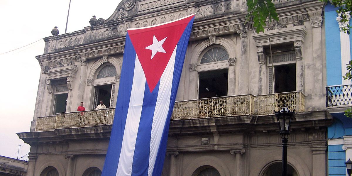 La bandiera di Cuba su un palazzo di plaza de la libertad della città di Matanzas