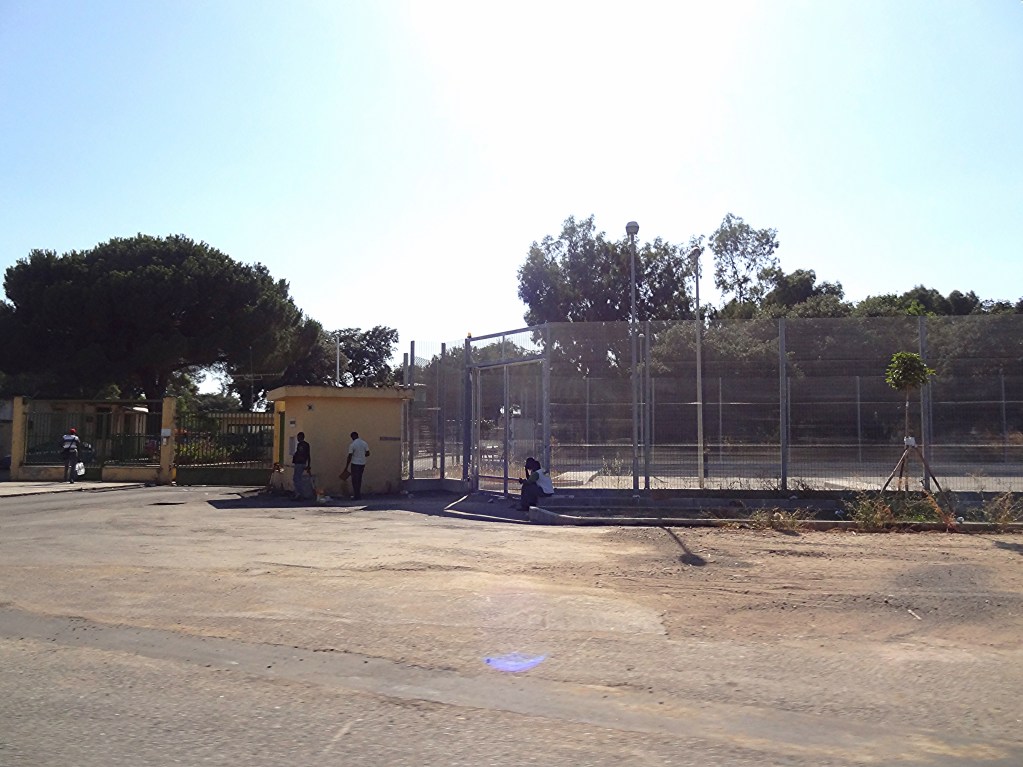 L'ingresso del Centro di Accoglienza Richiedenti Asilo (CARA) e Centro di identificazione ed espulsione (CIE) di Sant'Anna, Isola Capo Rizzuto, Crotone, per la gestione dell'immigrazione