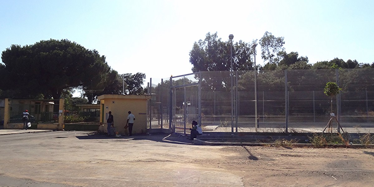 L'ingresso del Centro di Accoglienza Richiedenti Asilo (CARA) e Centro di identificazione ed espulsione (CIE) di Sant'Anna, Isola Capo Rizzuto, Crotone, per la gestione dell'immigrazione