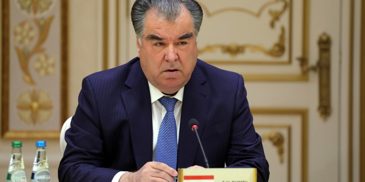Un primo piano del presidente del Tajikistan Emomali Rahmon