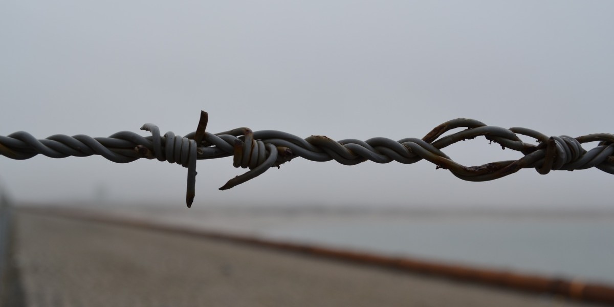 Un muro di filo spinato