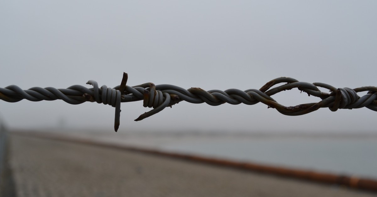 Un muro di filo spinato