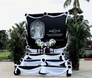 Un monumento in ricordo di Bhumibol Adulyadej