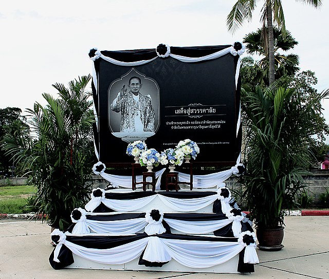 Un monumento in ricordo di Bhumibol Adulyadej