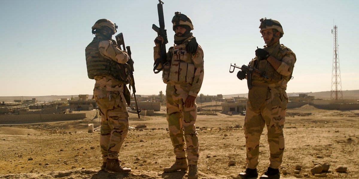 Tre militari pattugliano la zona a sud di Mosul