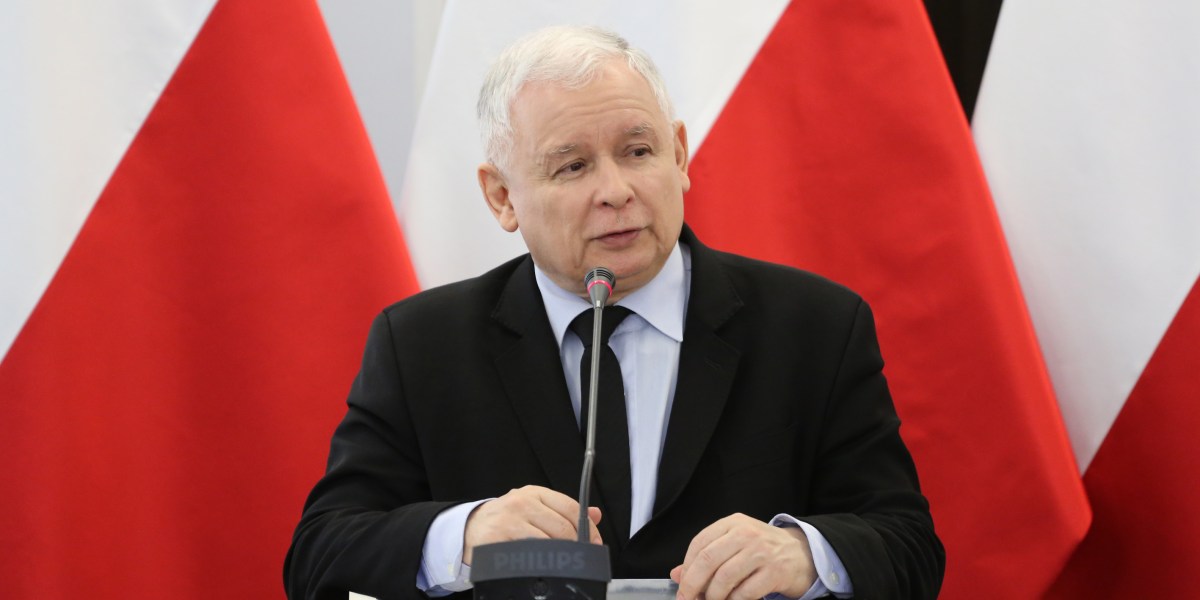 Una foto di Jarosław Kaczyński durante un discorso