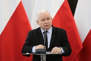 Una foto di Jarosław Kaczyński durante un discorso