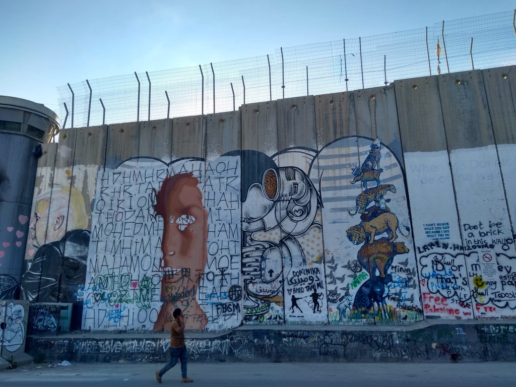 Trump (y mucho más) en esta zona de graffiti cercana a una torre de vigilancia - belén