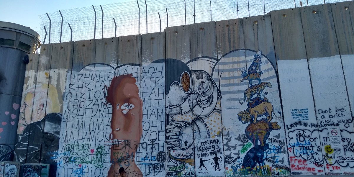 Trump (y mucho más) en esta zona de graffiti cercana a una torre de vigilancia - belén