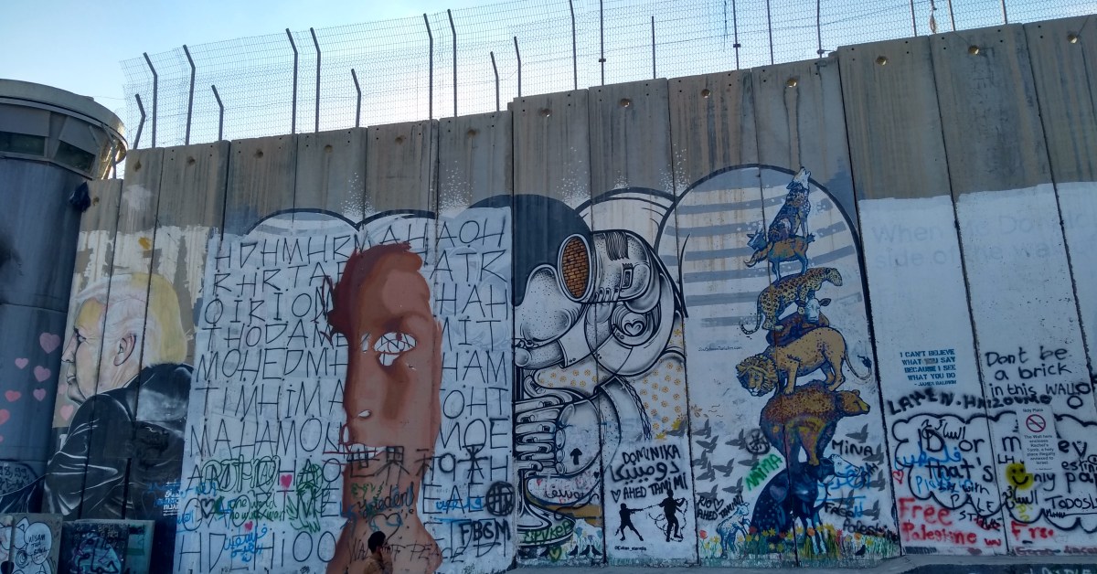 Trump (y mucho más) en esta zona de graffiti cercana a una torre de vigilancia - belén