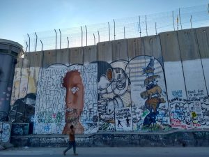 Trump (y mucho más) en esta zona de graffiti cercana a una torre de vigilancia - belén