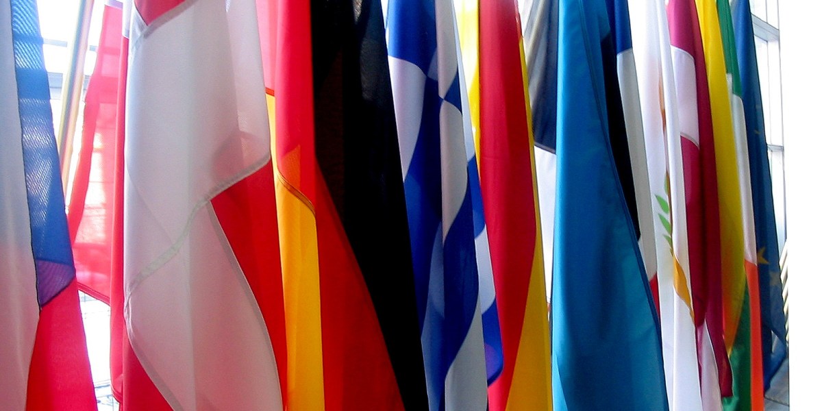 Bandiere dell'UE e di Paesi membri