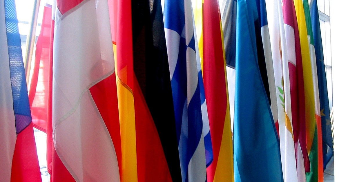 Bandiere dell'UE e di Paesi membri