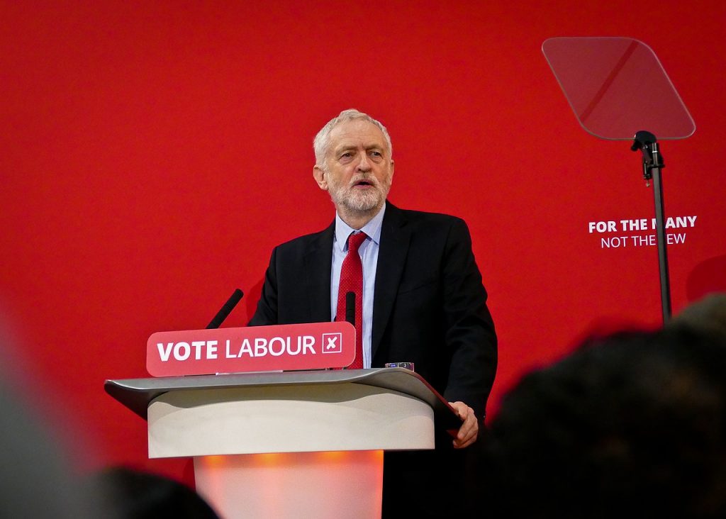 Jeremy Corbyn durante un comizio nell'area di Manchester nel 2018
