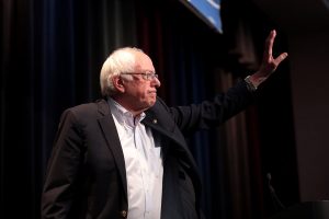 Bernie Sanders saluta il pubblico durante un comizio