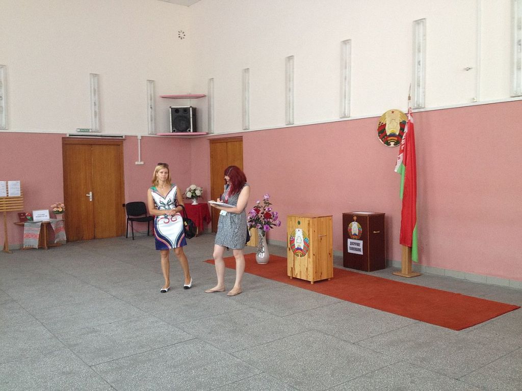 Due donne ad un seggio elettorale in Bielorussia