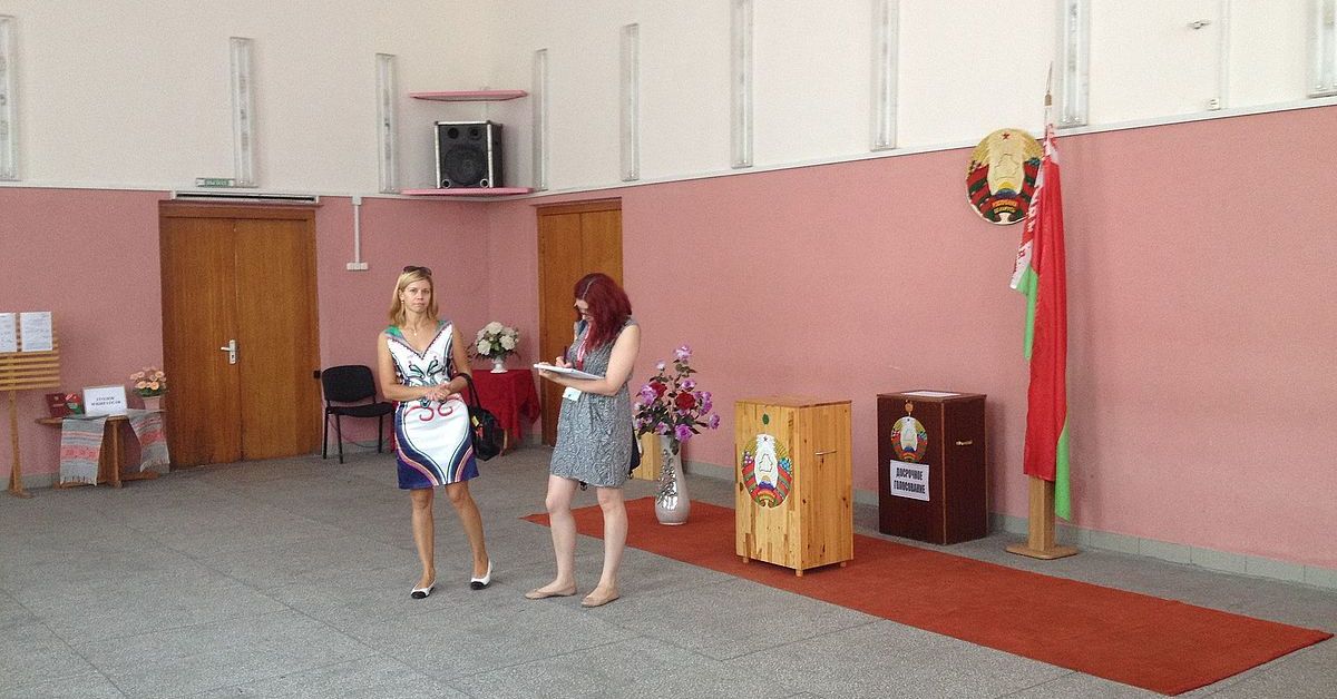 Due donne ad un seggio elettorale in Bielorussia