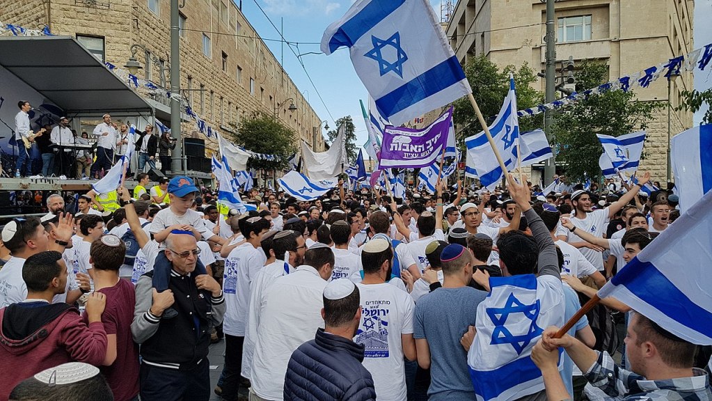 Una foto della Marcia delle Bandiere, annuale manifestazione degli israeliani, che si ritrovano nel Giorno di Israele per una processione, con in mano la bandiera di Israele