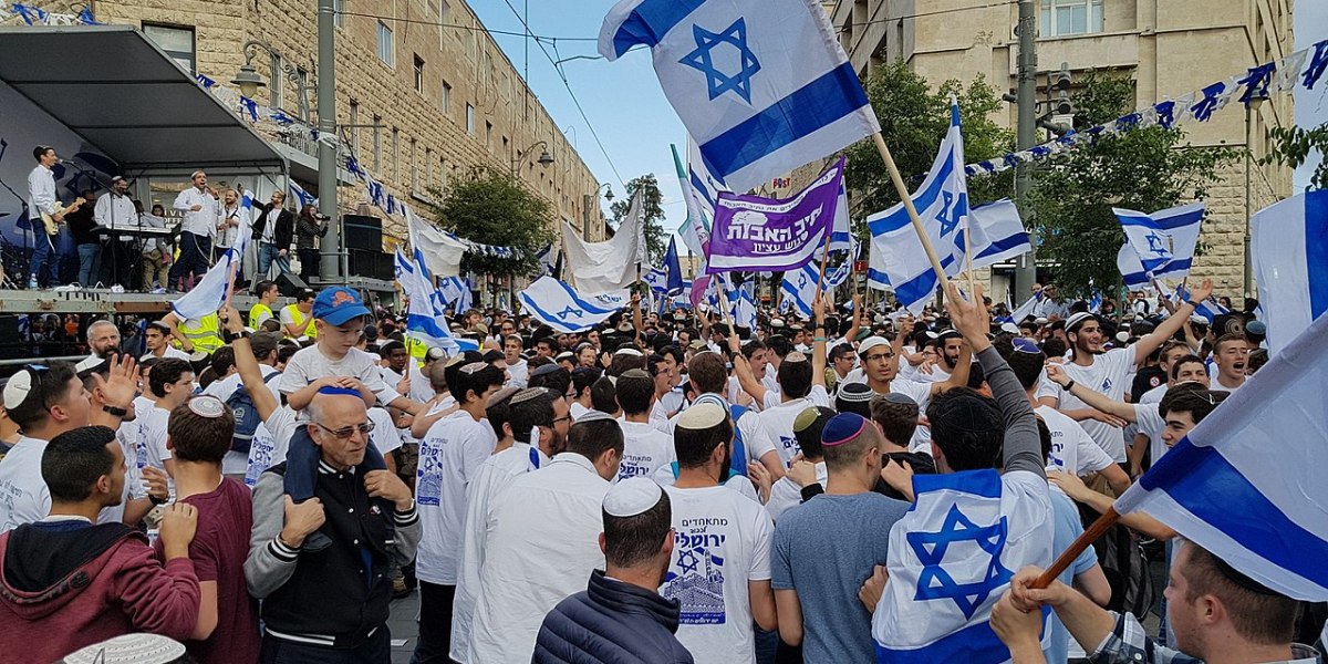 Una foto della Marcia delle Bandiere, annuale manifestazione degli israeliani, che si ritrovano nel Giorno di Israele per una processione, con in mano la bandiera di Israele
