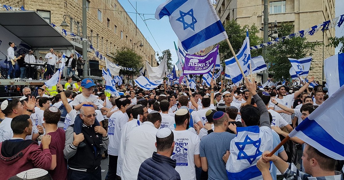 Una foto della Marcia delle Bandiere, annuale manifestazione degli israeliani, che si ritrovano nel Giorno di Israele per una processione, con in mano la bandiera di Israele