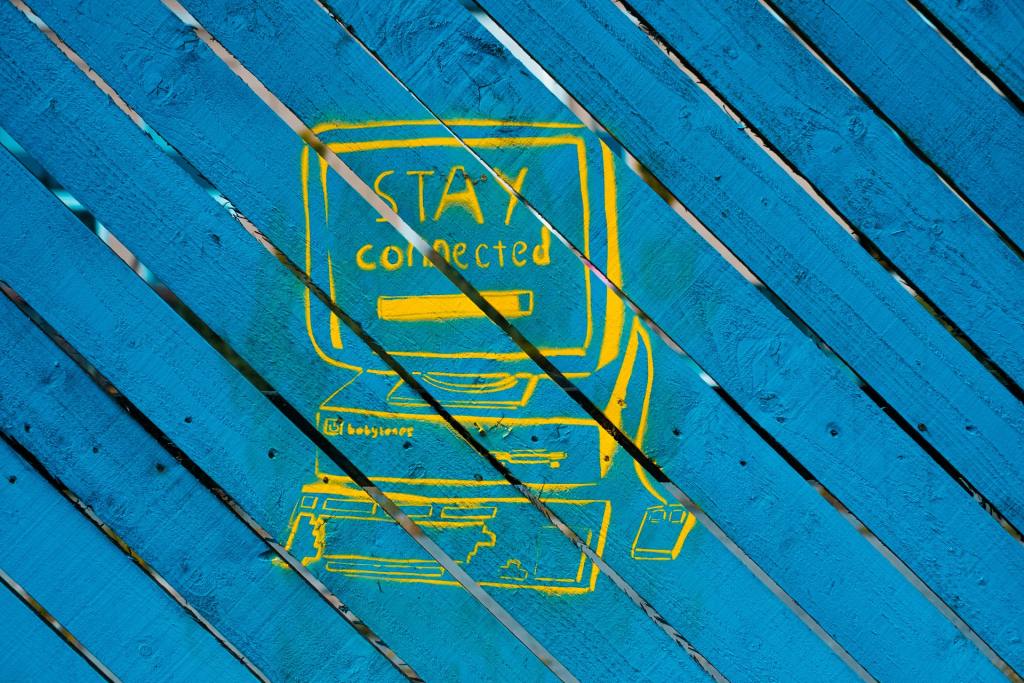 Stay connected_Lo Spiegone