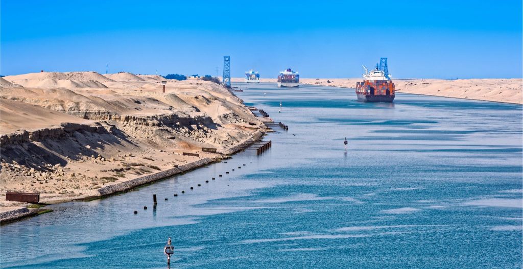 Convoglio di navi a Suez