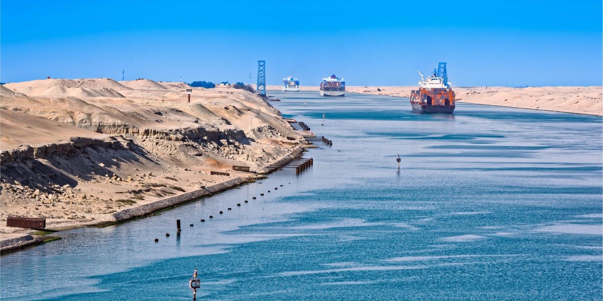 Convoglio di navi a Suez